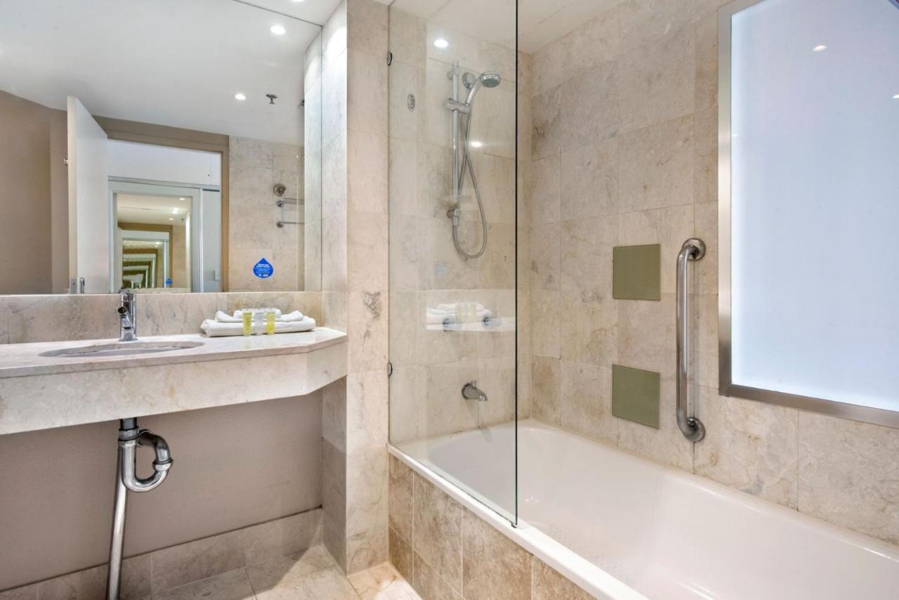 Hotel Deluxe Twin In Surfers Paradise - Coasthm Gold Coast